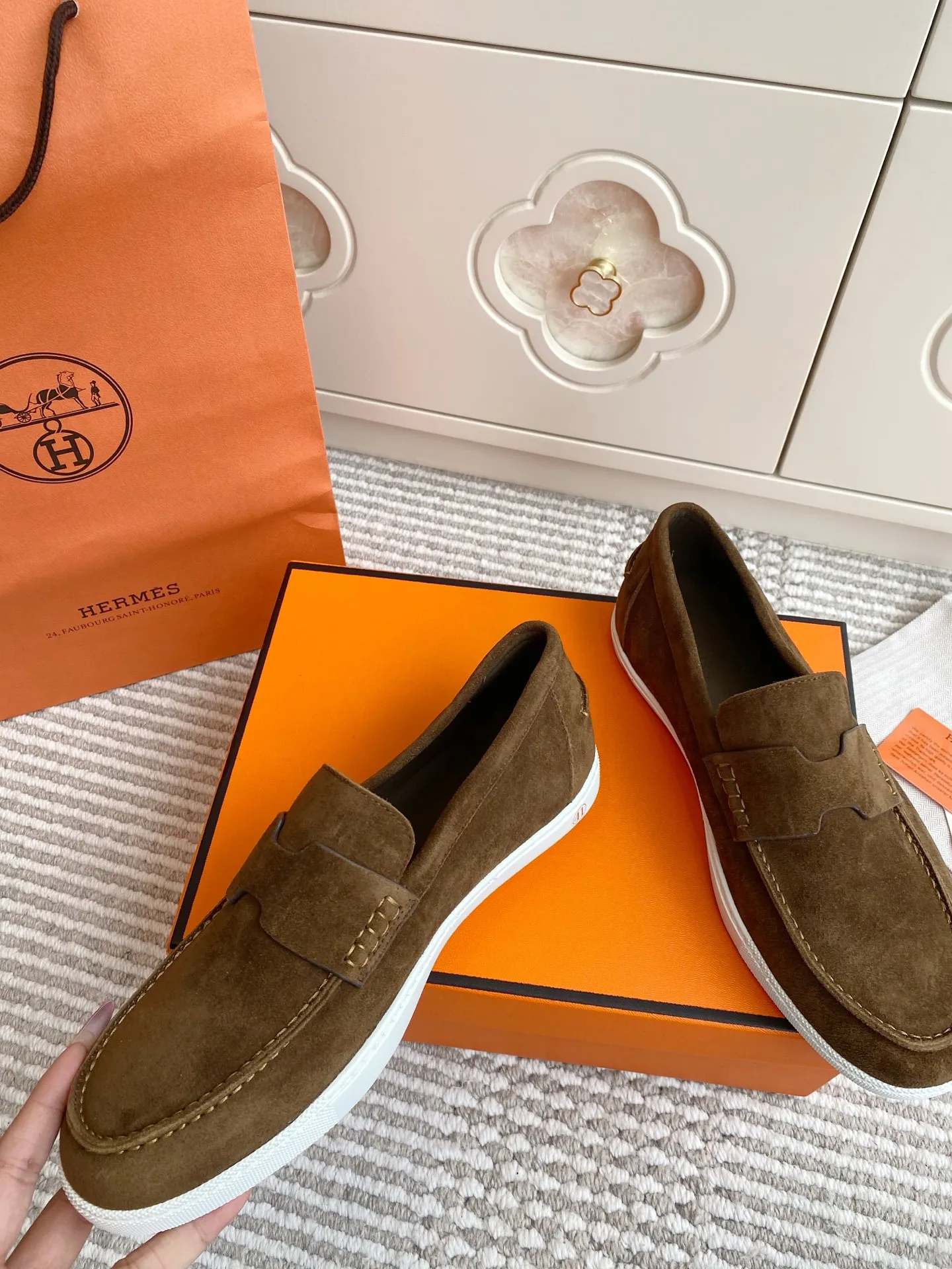 p560✨Hermes Couple Loafers｜Walking in the urban high-end, easily wearing Hermès temperament✨Who says luxury and comfort can’t have both?  This pair of H’s classic loafers really does it!  ▪️"Customized imported Yangjing fabric" is soft and delicate ▪️"Full sheepskin lining" + "soft-soled shoes" design. Your feet will be healed the moment you put them on~ It's like stepping on clouds☁️You won't feel tired after walking all day!  The iconic "H" buckle is low-key and luxurious. It is matched with a rubber outsole. It is lightweight and stylish. Whether you are commuting or shopping, you can easily achieve casual urban style🏙 Can be worn by couples. Full range of sizes, girls 35-41 | boys 39-45. Wear them together when going out. Sweet and high-end💑 Original mold opening. Details are in place. Those who understand will be attracted at a glance ️❤️ #Hermès loafers #coupleshoes #lightweight and versatile shoes